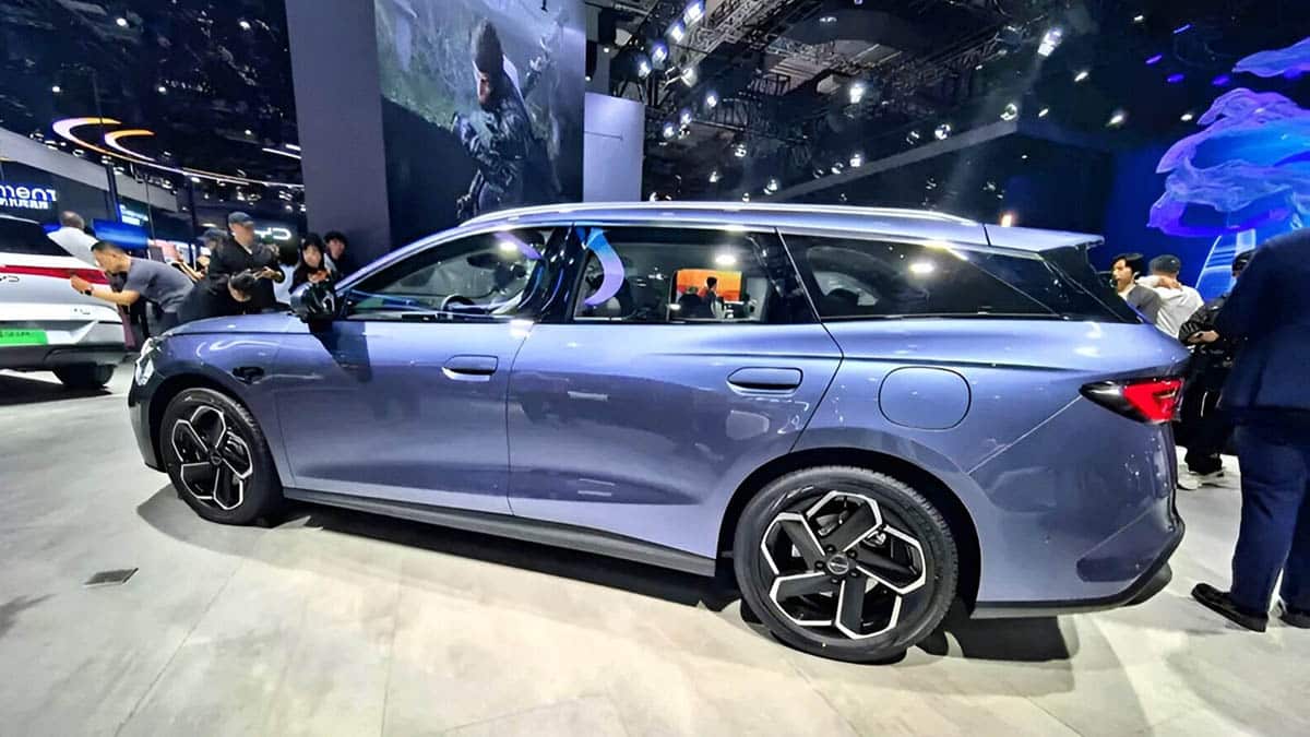 Profile of the 2025 BYD Seal 06 DM-i Wagon with fluid wagon lines and aerodynamic design