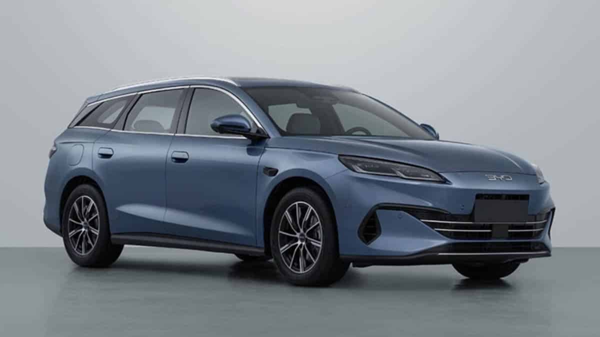 Front end of the BYD Seal 06 DM-i with sharp LED signature and closed grille
