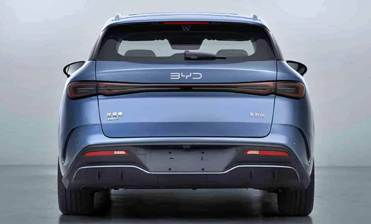 Rear of the 2025 BYD Seal 06 DM-i with horizontal LED lights and sloped hatch