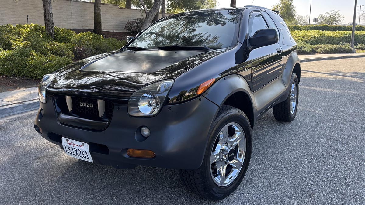 Front of the Isuzu VehiCROSS with narrow grille and integrated angular headlights