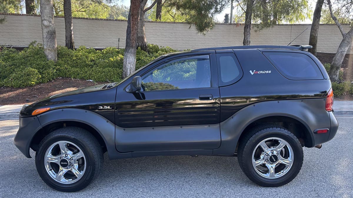 Side profile of the Isuzu VehiCROSS with two-tone body and black plastic wheel arches