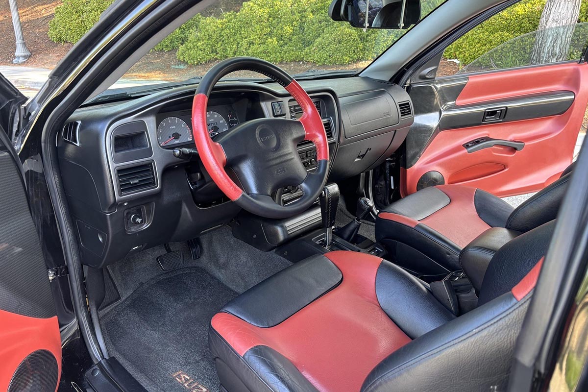 Dashboard of the Isuzu VehiCROSS with analog instrumentation and robust controls