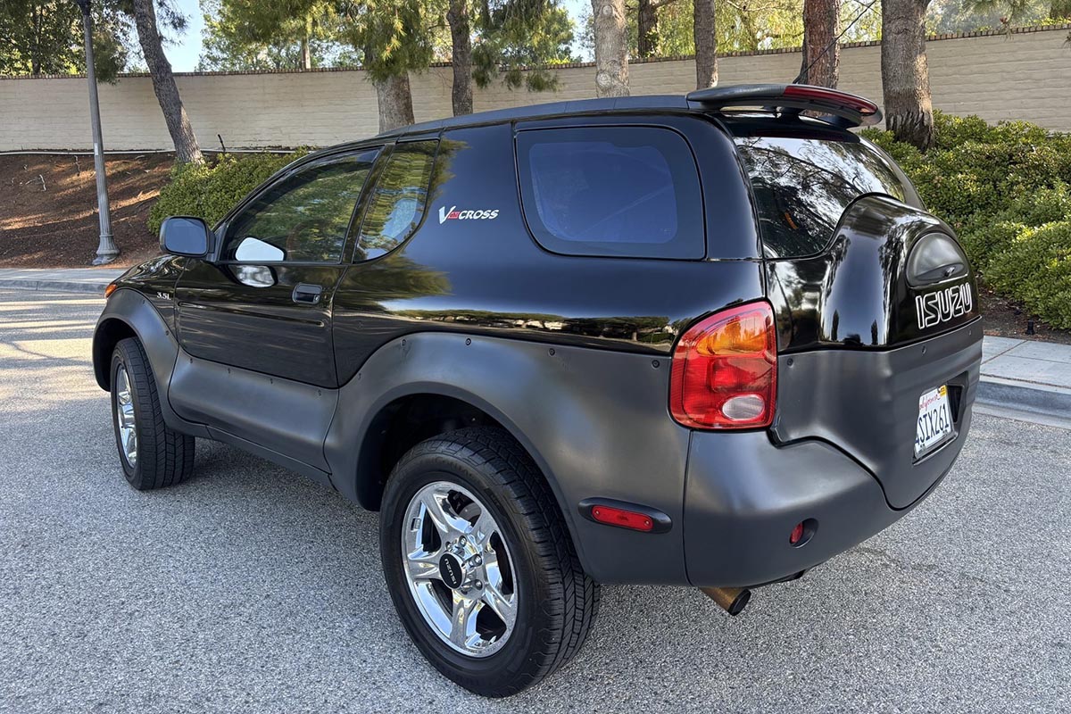Vue arrière du Isuzu VehiCROSS avec pneu de secours intégré et hayon vertical