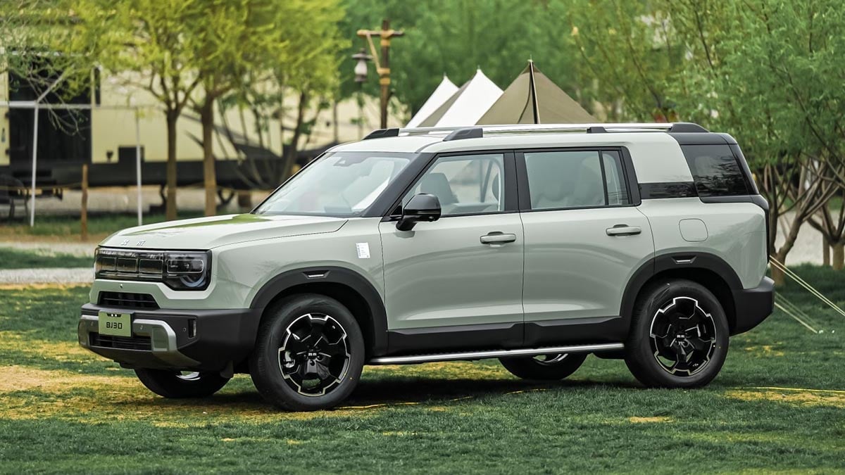 Santana BJ30 hybrid SUV in side view with urban style and family-sized proportions