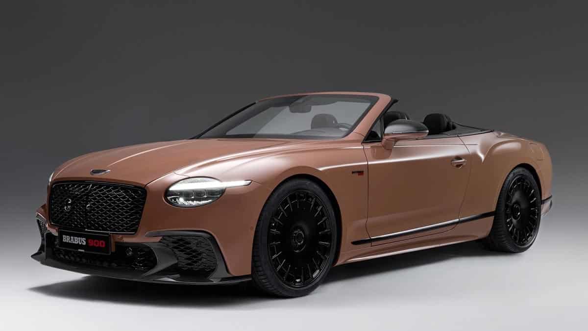 Vue de face du cabriolet Brabus 900 avec grille noire et toit abaissé