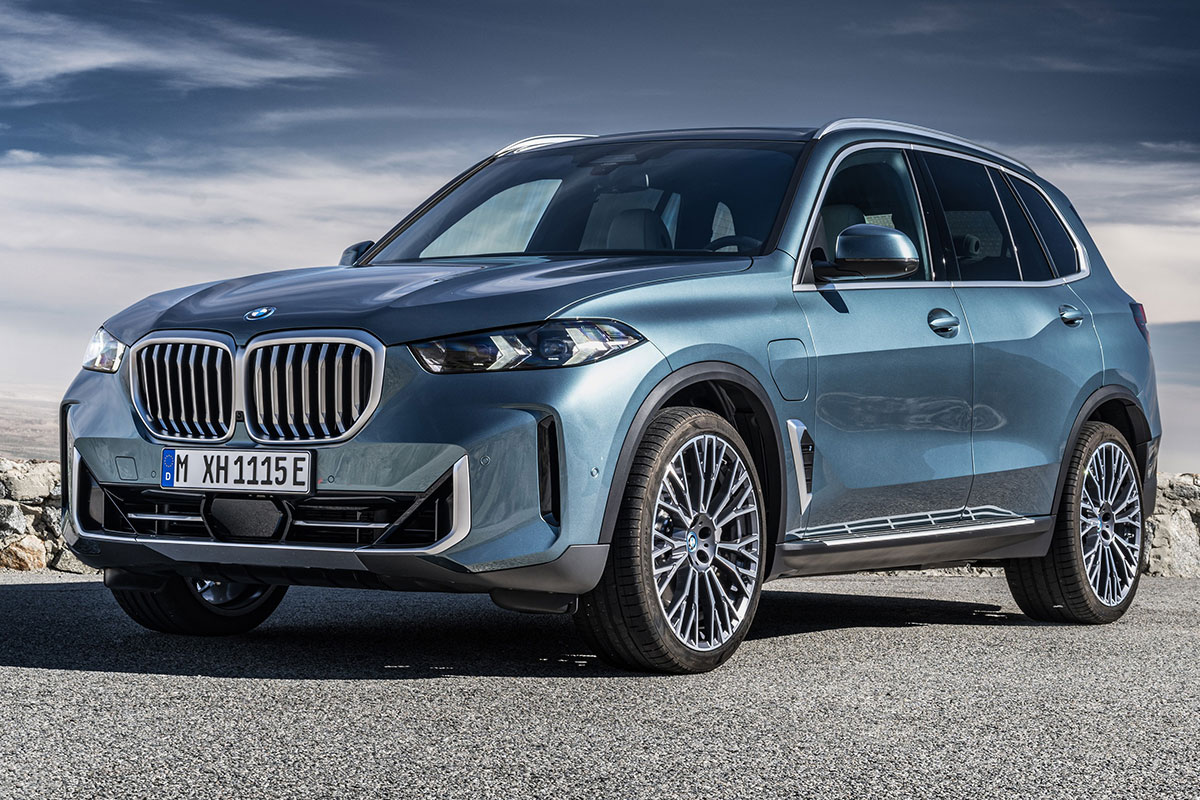 BMW X5 xDrive50e 2025 in motion, 483-hp plug-in hybrid SUV