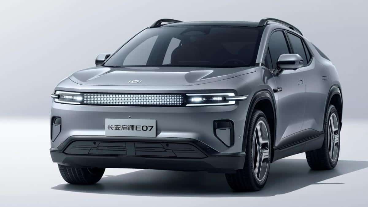 Vue de face du Changan NEVO E07 avec signature lumineuse LED et design imposant