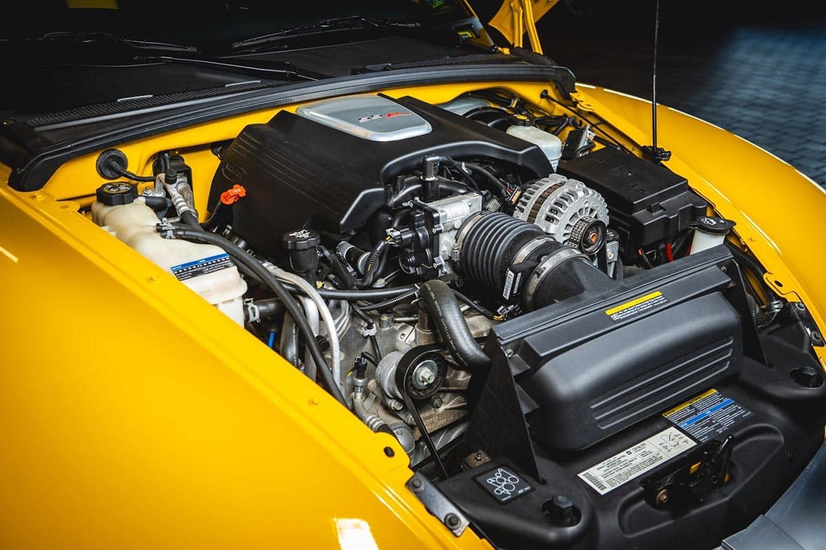 6.0L LS2 V8 engine in Chevrolet SSR with red cover and chrome air intake