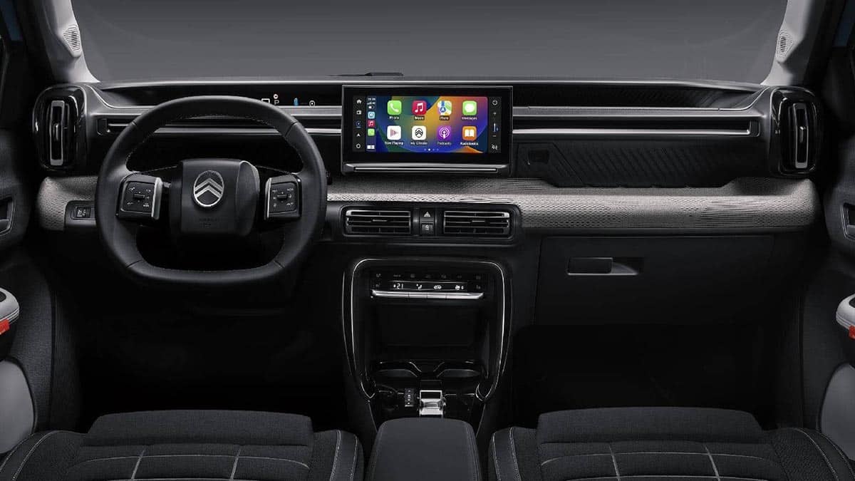Interior of the Citroën ë-C3 seen from the driver's seat, with its digital dashboard and central touchscreen.