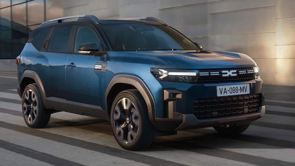 Front view of the 2025 Dacia Bigster Hybrid with robust grille and Y-shaped light signature