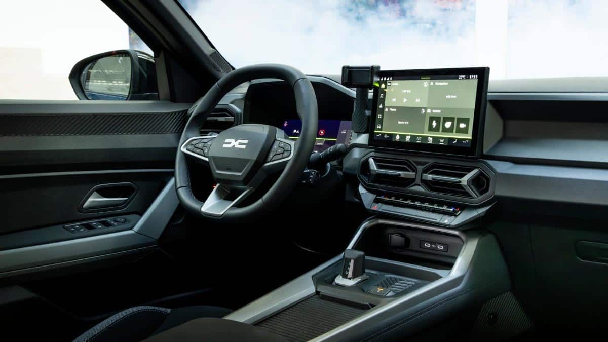Interior of the Dacia Bigster Hybrid with clean dashboard and digital instrumentation