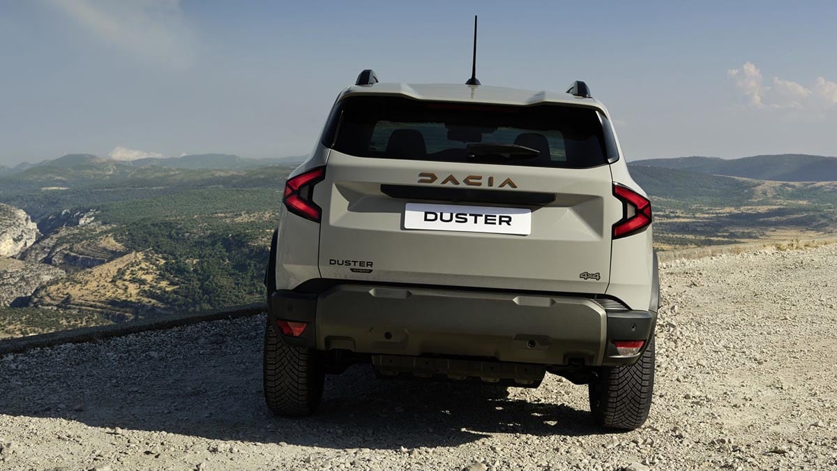 Vue arrière du Dacia Duster 2025 avec pneus tout-terrain et signature lumineuse en forme de Y