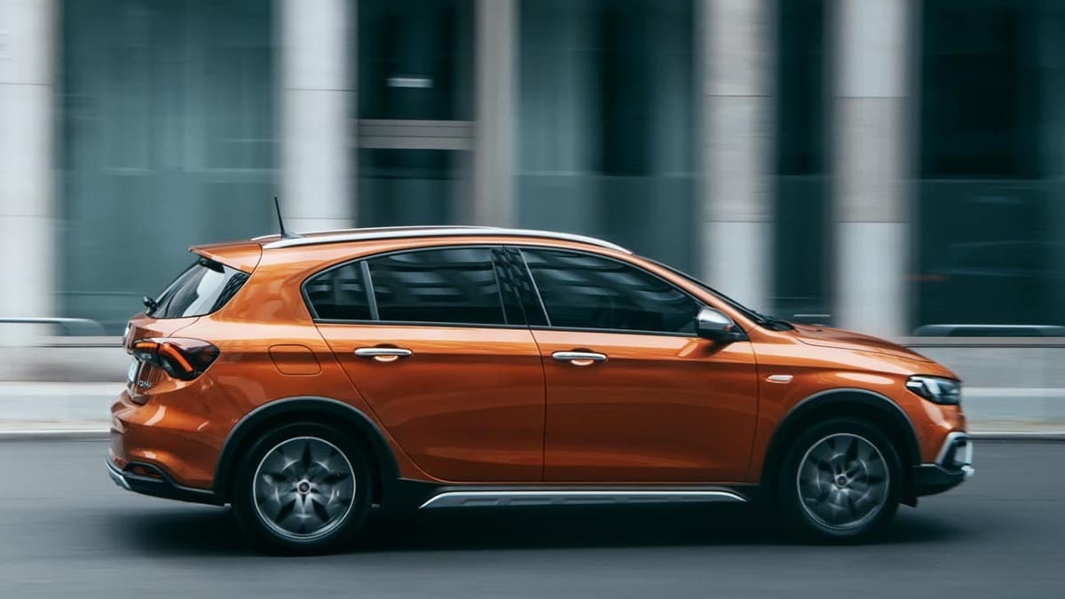 Side view of the 2025 Fiat Tipo 5-door in diesel Multijet trim on the road
