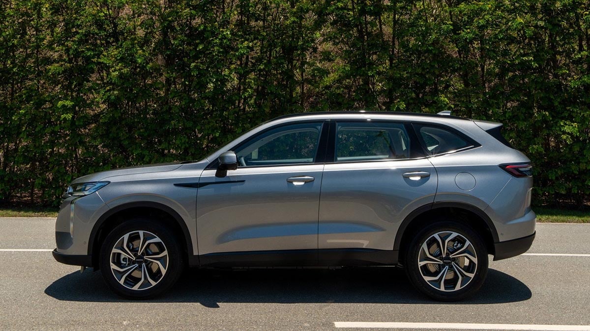 Side view of the Haval H6 HEV in high-end trim on an open road
