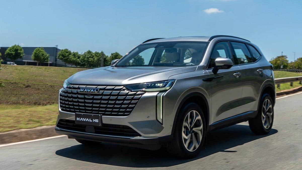 Front view of the Haval H6 HEV featuring a hexagonal grille and LED headlights