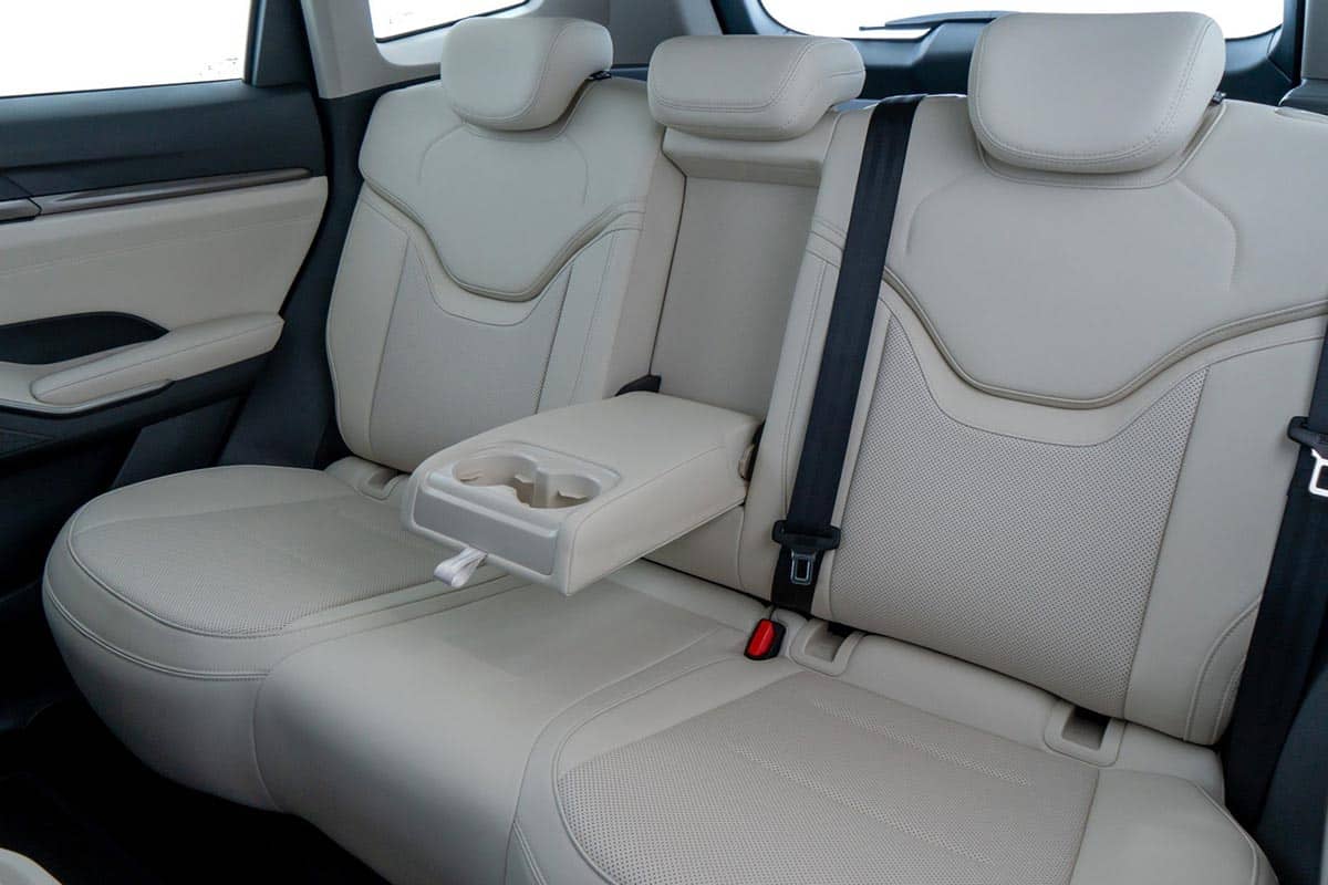 Rear seats of the Haval H6 HEV with leather upholstery and generous legroom