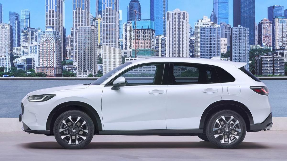Vue latérale du Honda ZR-V hybride, design fluide et proportions équilibrées du SUV compact