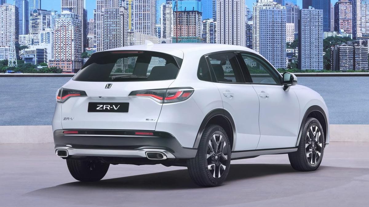 Arrière du Honda ZR-V hybride avec feux horizontaux et toit en pente