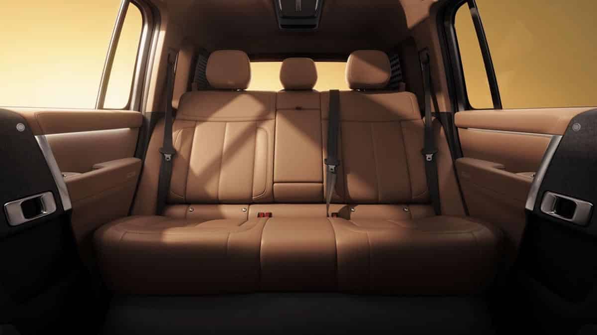 Rear seats of the iCaur V27 with fabric upholstery and good legroom