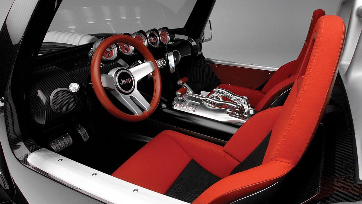 Intérieur dépouillé du Jeep Hurricane avec sièges baquets fixes et volant de style course