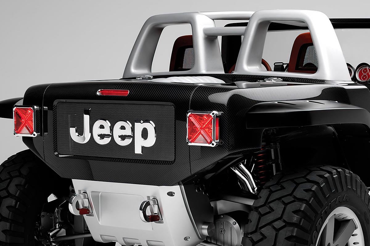 Arrière du concept Jeep Hurricane montrant les échappements centraux et le diffuseur en carbone