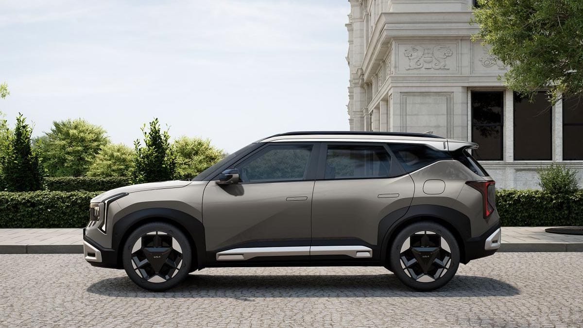 Profile of the 2026 Kia Seltos hybrid with elongated SUV silhouette and modernized design