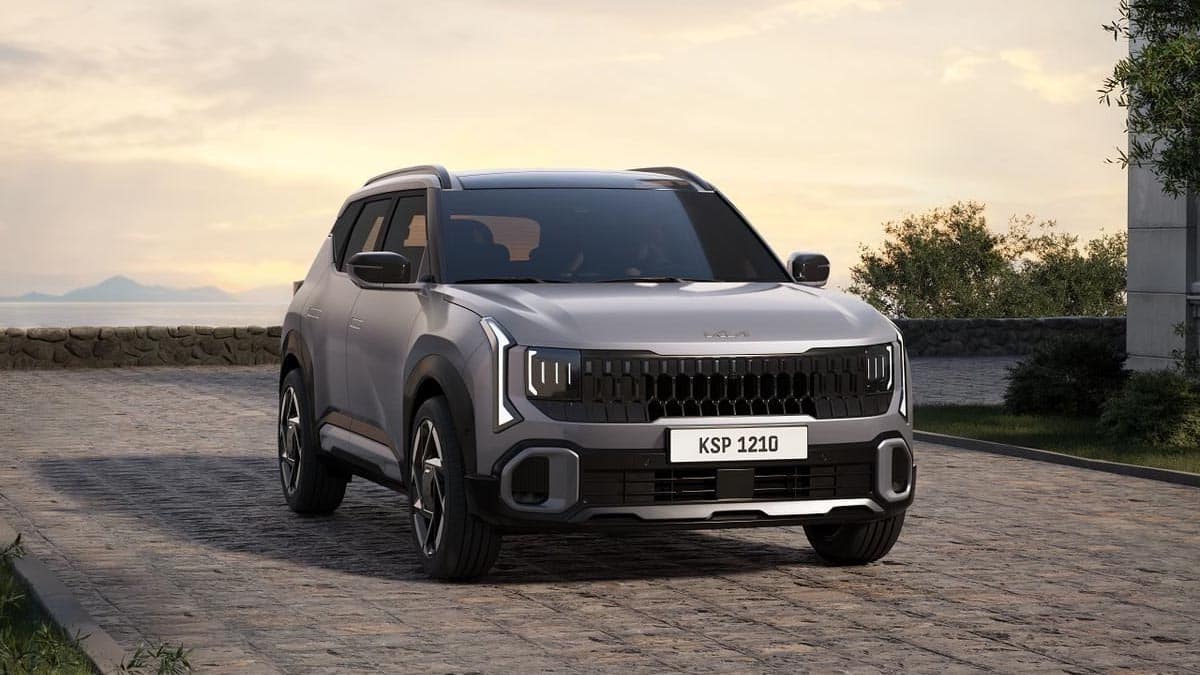 Front view of the 2026 Kia Seltos with widened grille and boomerang LED headlights