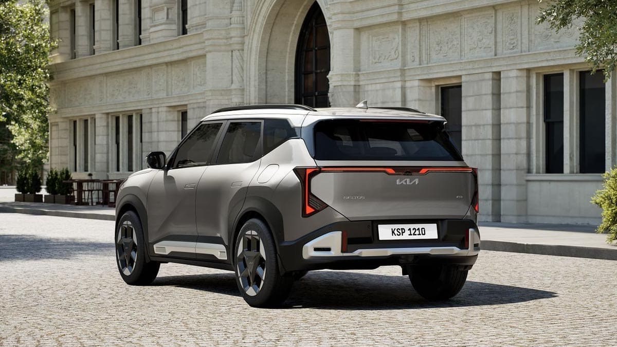 Vue arrière du Kia Seltos hybride avec feux arrière LED reliés par une barre lumineuse