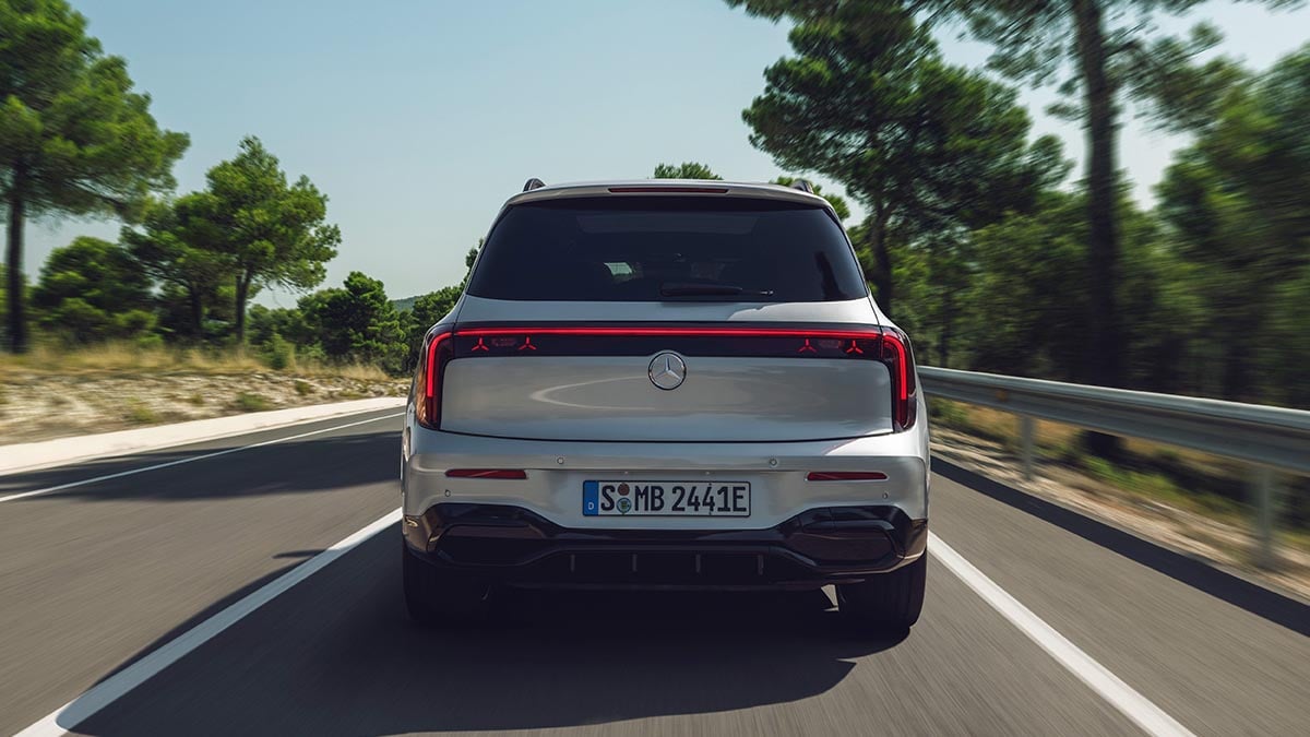 Vue arrière du Mercedes GLB 2026 avec feux LED et logo central
