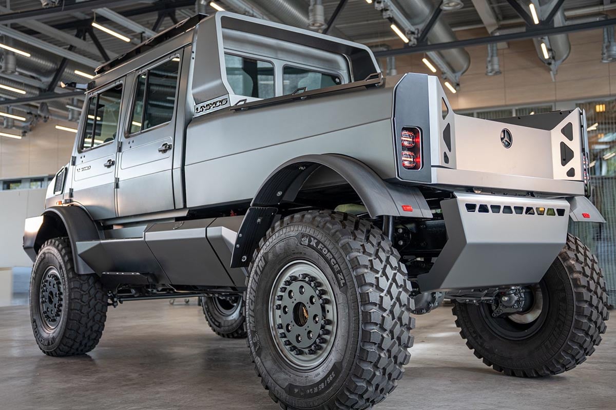 Arrière du Mercedes Unimog 4030 équipé pour l'expédition, projecteurs et galerie de toit visibles