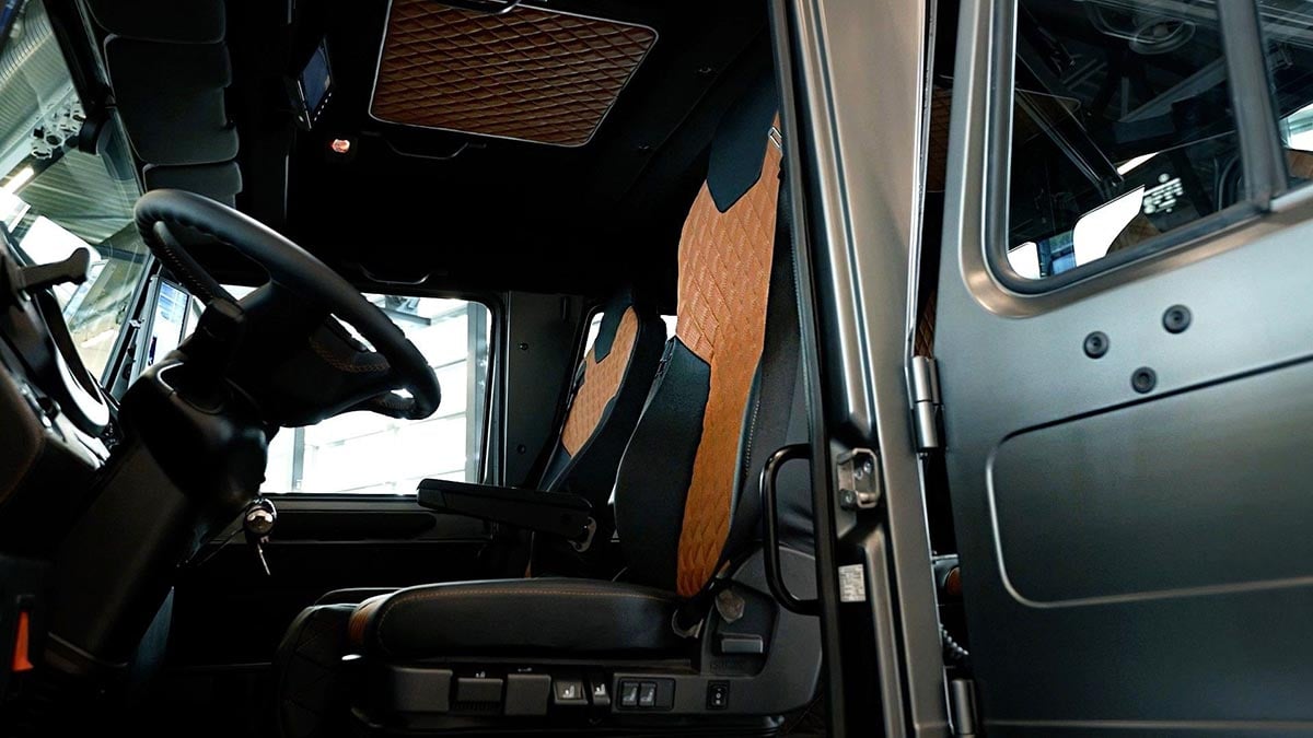 Intérieur du Mercedes Unimog 4030 avec sellerie en cuir et commandes numériques