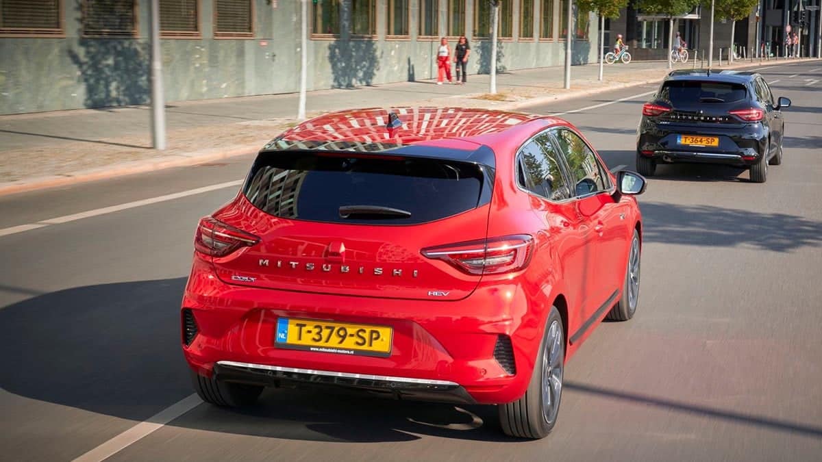 Vue arrière de la Mitsubishi Colt 2025 avec feux arrière horizontaux et logo central