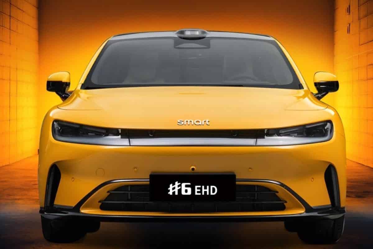Vue de face du Smart #6 avec signature lumineuse LED et calandre fermée aérodynamique
