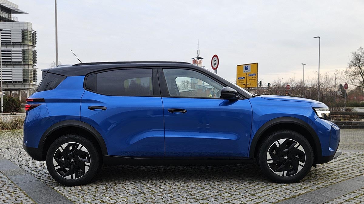 Side view of the electric SUV Opel Frontera Extended Range in black Edition trim