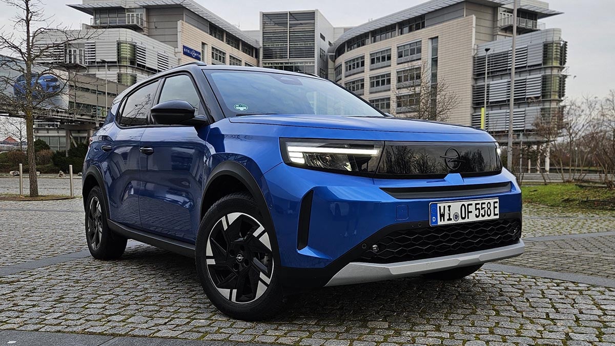 Front view of the Opel Frontera Electric Extended Range with closed grille and LED signature