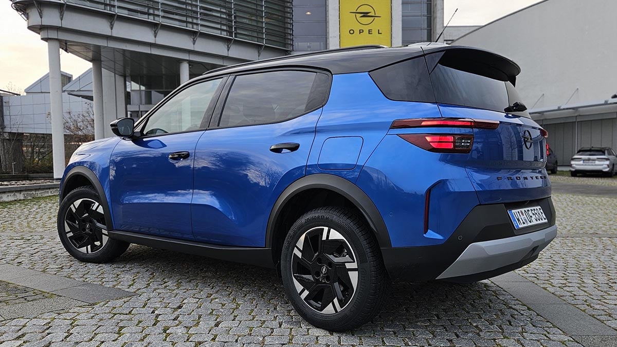 Rear view of the Frontera Electric Extended Range with horizontal lights and wide tailgate