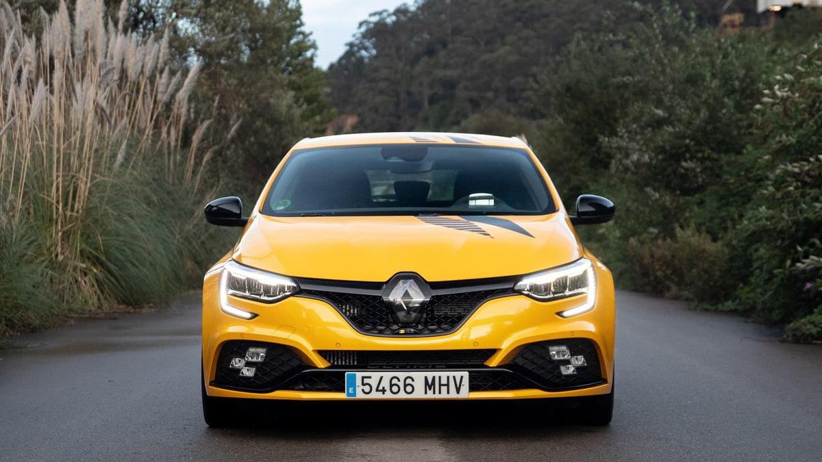 Front view of the Megane RS with F1 blade and R.S. Vision LED headlights