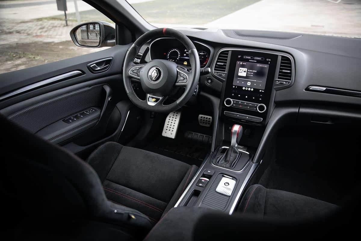 Intérieur de la Megane RS avec volant sport et écran multimédia vertical