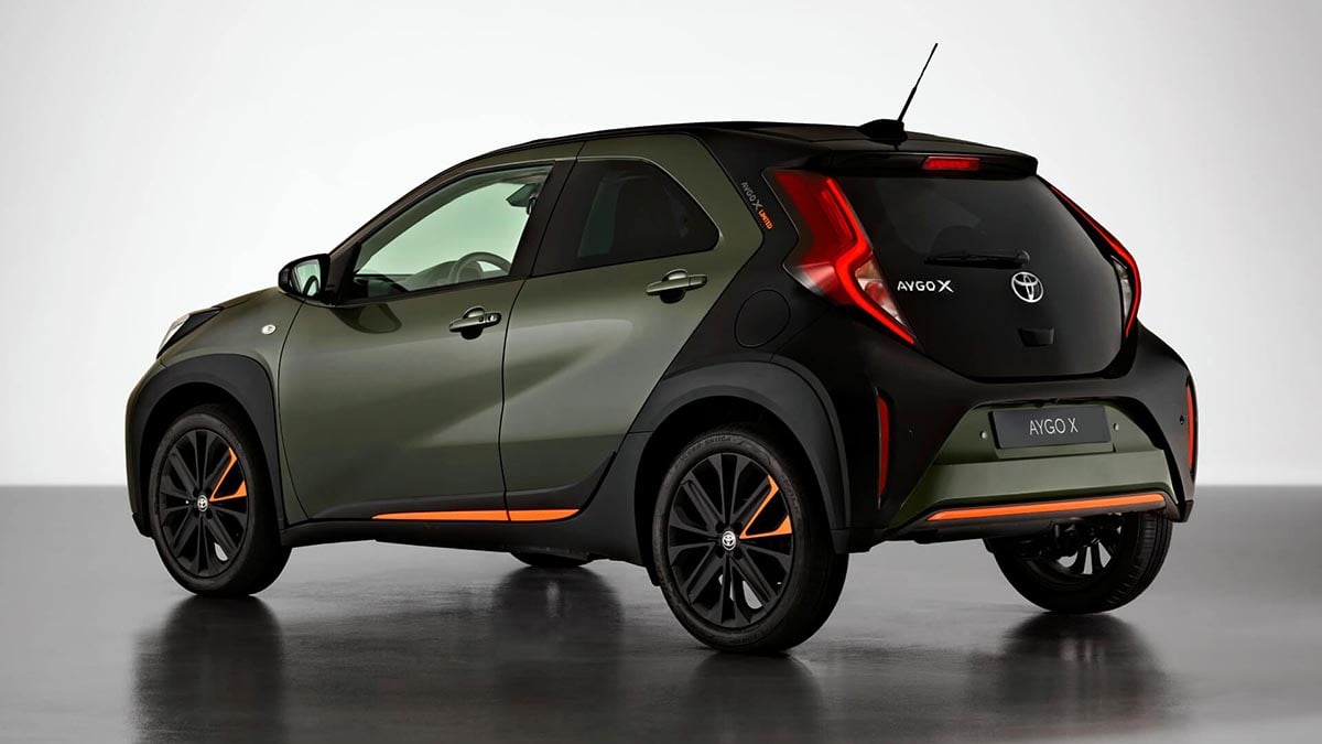 Vue arrière du Toyota Aygo X Cross Hybrid 2026 sur la route, feux arrière verticaux et logo central visibles