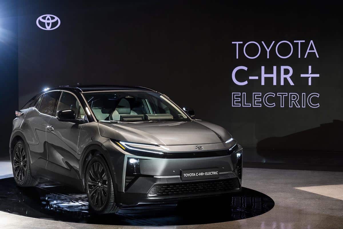 Vue avant du Toyota C-HR+ Électrique avec calandre fermée, signature LED et pare-choc sculpté