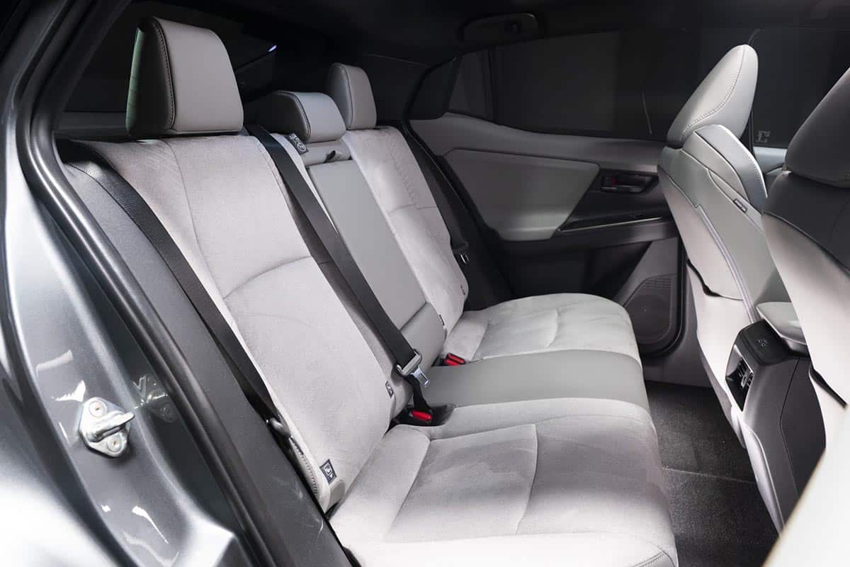 Vue de la banquette arrière de la Toyota C-HR+ avec des coussins larges et un espace pour les jambes augmenté