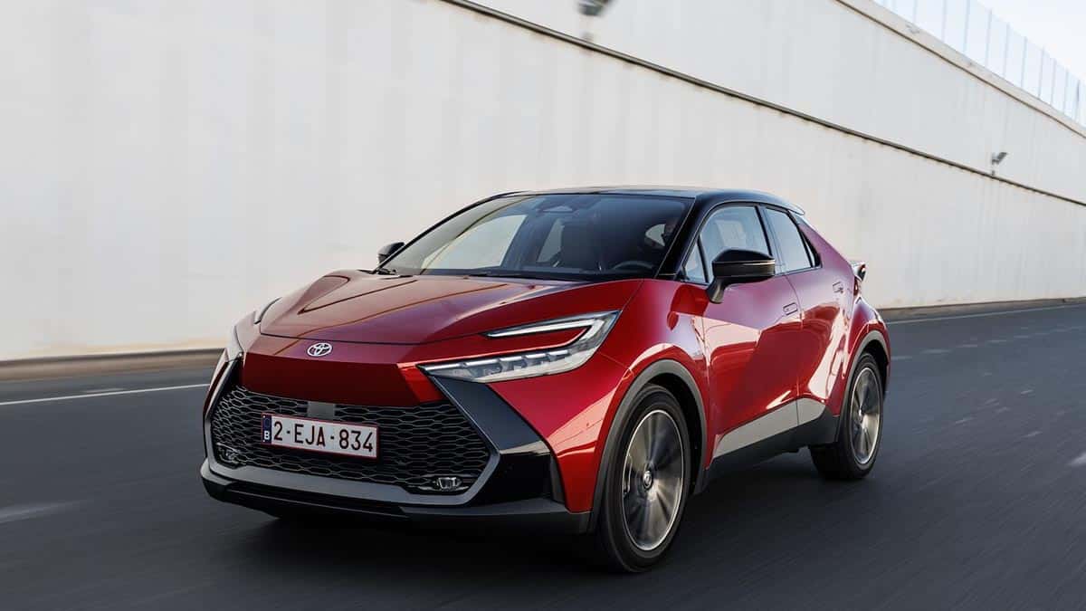 Vue de face du Toyota C-HR Plug-in Hybrid avec des phares LED acérés et une calandre compacte