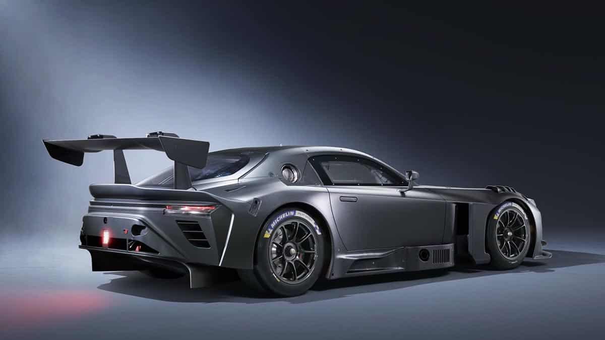 Arrière de la Toyota GR GT3 avec aileron géant et diffuseur de course