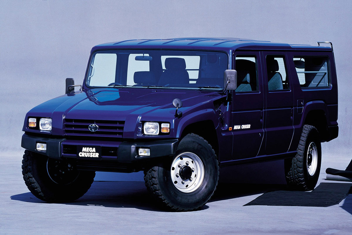 Vue de face du Toyota Mega Cruiser avec pare-chocs renforcé et phares de style militaire