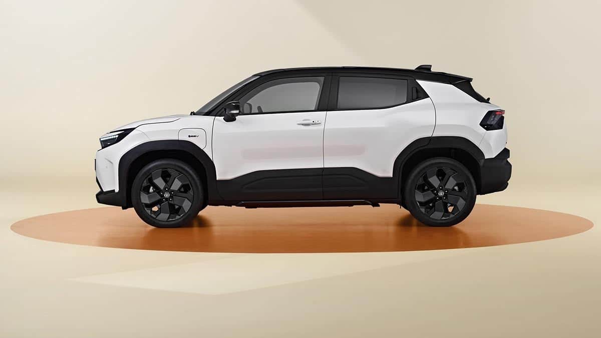Vue latérale du Toyota Urban Cruiser électrique avec un design compact et des lignes modernes