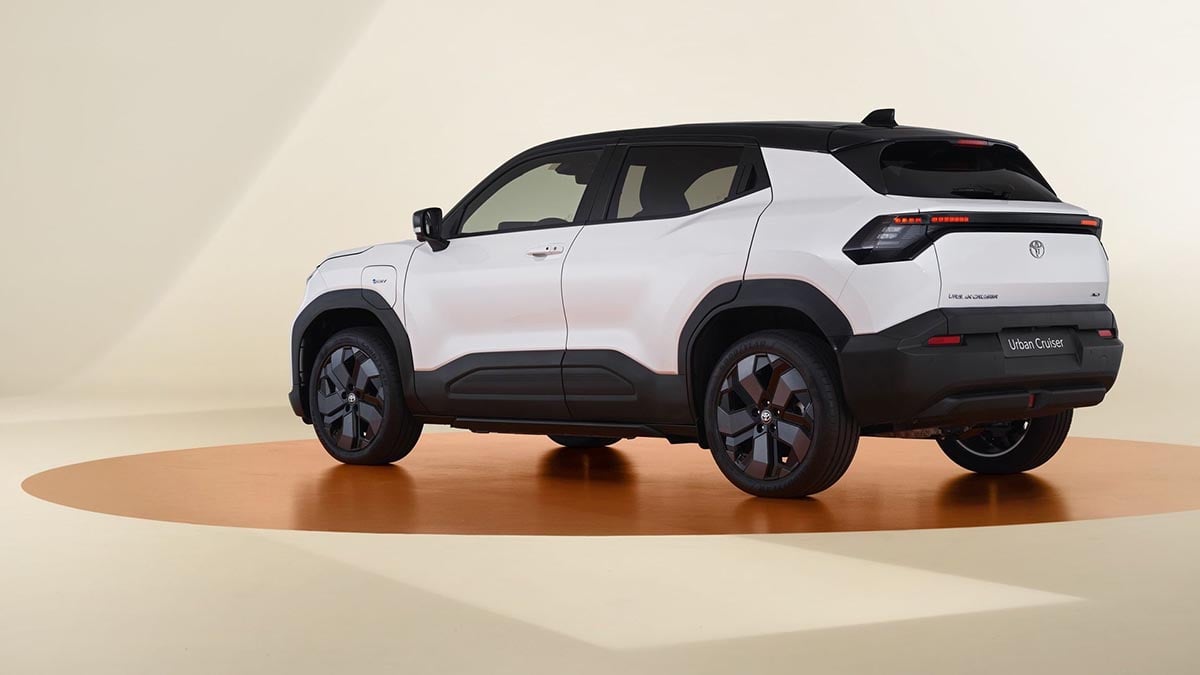 Arrière du Toyota Urban Cruiser électrique avec phares horizontaux et pare-chocs travaillé