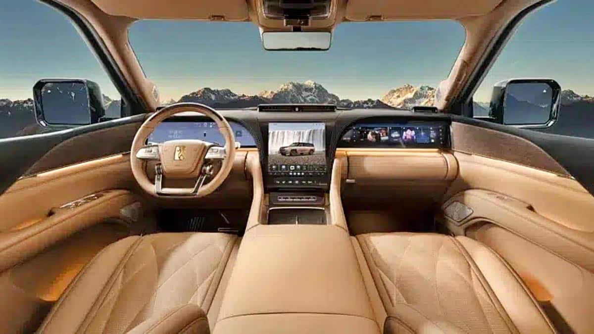 Interior of the Yangwang U8L with premium dashboard and complete digital interface