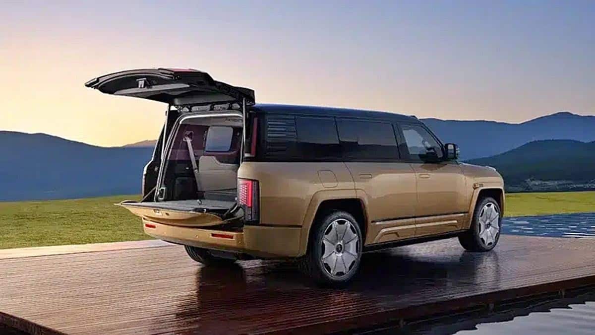 Rear of the Yangwang U8L with light bar and cubic bodywork typical of luxury SUVs