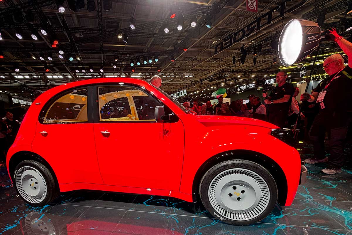 Side profile of the Citroën 2CV Concept at the 2026 Paris Motor Show.